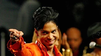 Prince: Τα πιο εμβληματικά looks του "μοβ" πρίγκιπα της μουσικής!