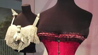 Η νέα έκθεση του μουσείου V&A είναι ένας ύμνος στα εσώρουχα! (φωτογραφίες)