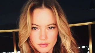 Behati Prinsloo: Ποζάρει με κοιλίτσα πιο φουσκωμένη από ποτέ