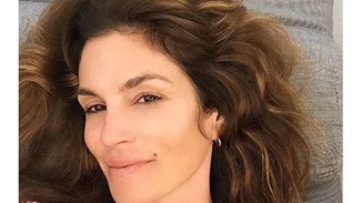Cindy Crawford: Φωτογραφίζεται με την πετσέτα της!
