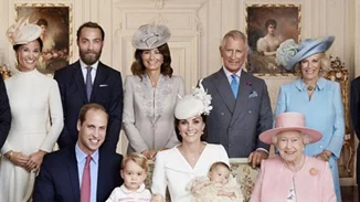 H βασίλισσα Ελισάβετ ποζάρει για τα 90α γενέθλιά της με όλα της τα δισέγγονα