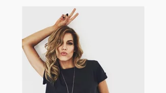 Η δεύτερη εμφάνιση που επέλεξε η Μαντώ Γαστεράτου είναι ακόμα καλύτερη