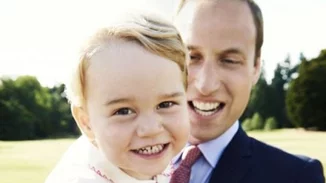 Ο πρίγκιπας George ποζάρει για πρώτη φορά στη σειρά των βασιλικών γραμματοσήμων