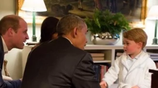 Ο πρίγκιπας George γνωρίζει τον πρόεδρο Obama φορώντας τη ρόμπα του