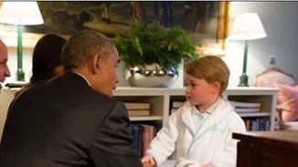 Φρενίτιδα προκλήθηκε για τη ρόμπα που φόρεσε ο πρίγκιπας George