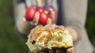 Συνταγή για εύκολο παραδοσιακό τσουρέκι με προζύμι από την Αργυρώ Μπαρμπαρίγου