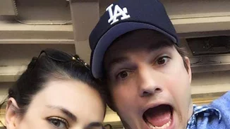 Mila Kunis - Ashton Kutcher | Έχουν την πιο παράξενη χριστουγεννιάτικη παράδοση