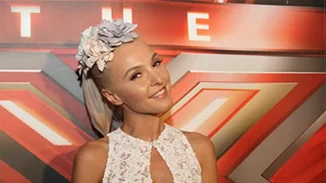 Η στυλάτη ανοιξιάτικη εμφάνιση της Τάμτας στην Avant premiere του X-FACTOR