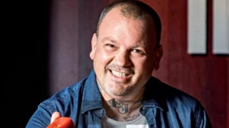 Ποιος πραγματικά είναι ο Δημήτρης Σκαρμούτσος;