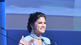 Μαίρη Συνατσάκη: Τι φόρεσε στην παρουσίαση του Tourism Awards 2016