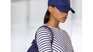 8 υπέροχα outfits για sporty στυλ και αναπάντεχο χρώμα