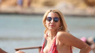 Κωνσταντίνα Σπυροπούλου: Νέες αρετουσάριστες φωτογραφίες της με ολόσωμο μαγιό στην παραλία