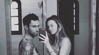 Behati Prinsloo: Οι φωτογραφίες με τη φουσκωμένη κοιλίτσα της