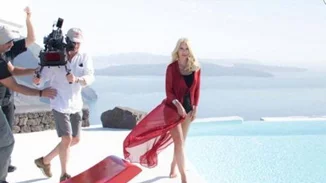 Ελένη Μενεγάκη: Tι είναι το καφτάνι που φοράει στη Σαντορίνη;