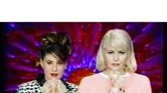 Time Machine: Η Τζένη Μπαλατσινού με πλατινέ μαλλί να παρουσιάζει εκπομπή μόδας (Video)