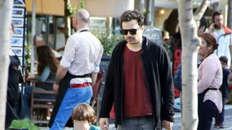 Κατερίνα Παπουτσάκη - Παναγιώτης Πιλαφάς: Βόλτες με τον γιο τους στην Πλάκα