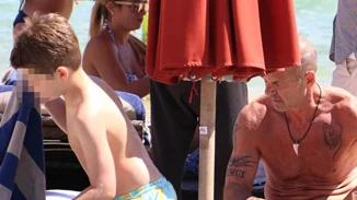 Πέτρος Κωστόπουλος: Βουτιές στη Μύκονο με τον γιο του, Μάξιμο