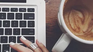 #maniMonday: Αυτό είναι το απόλυτο καλοκαιρινό χρώμα για τα νύχια