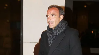 Νίκος Αλιάγας: Πόζαρε δίπλα στο κέρινο ομοίωμά του!