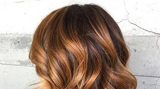 Το viral video με τον πιο απρόσμενο τρόπο που ακολουθεί μία κοπέλα για να κάνει μπούκλες