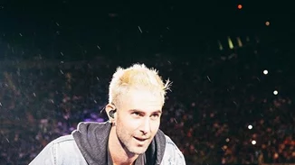 Adam Levine: Δείχνει (και αυτός) τη φουσκωμένη του κοιλιά μαζί με τη Behati