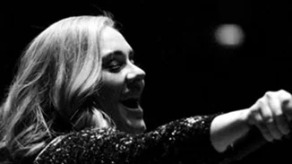 Adele: Ξέχασε τους στίχους τραγουδιού on stage