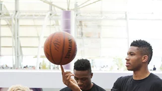 Πού εντόπισε ο φωτογραφικός φακός τον Γιάννη Αντετοκούνμπο;