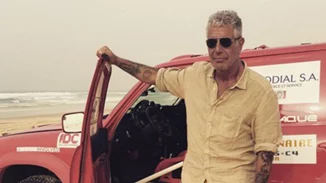 Ο Anthony Bourdain πίνει και τραγουδά στη Νάξο