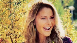 Σαν αδερφές! Βρήκαμε τη σούπερ διάσημη σωσία της Τζένης Μπαλατσινού