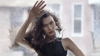 Bella Hadid: Πιο σέξι από ποτέ ποζάρει σε εξώφυλλο