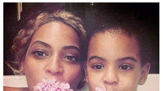Beyonce: Ανεβάζει την πιο χαριτωμένη fashion φωτογραφία της με την Blue Ivy