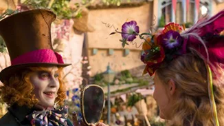 Η Αλίκη μέσα από τον καθρέφτη: Η costume designer της ταινίας μιλά για τα φαντασμαγορικά κοστούμια που θα δούμε