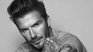 David Beckham:Διασκέδασε με sexy κυρία σε μπαρ