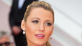 Blake Lively: Φοράει στενό φόρεμα και δείχνει τη φουσκωμένη της κοιλίτσα