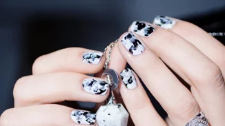 Κι όμως, γίνεται! Πέτυχε το πιο cool nail art μουτζουρώνοντας τα νύχια σου (video)
