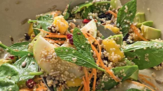 Συνταγή για σαλάτα κινόα με super food και dressing εσπεριδοειδών από την Αργυρώ Μπαρμπαρίγου