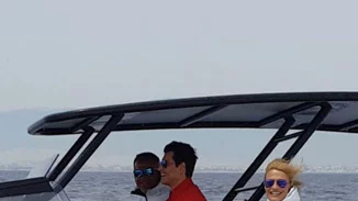 Γιώργος Λιάγκας - Φαίη Σκορδά: Βόλτα με το σκάφος παρέα με τον Σάκη Ρουβά