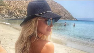 Πρώτη μέρα καύσωνα και οι εγχώριες stars έβαλαν τα μαγιό τους