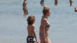 Ντορέττα Παπαδημητρίου: Απολαμβάνει τη θάλασσα παίζοντας με το παιδί της