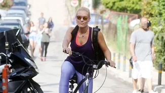 Ελεονώρα Μελέτη: Βόλτα με το ποδήλατό της στην Βουλιαγμένη