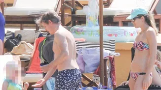 Μαριέττα Χρουσαλά – Λέων Πατίτσας: Στην παραλία με τα παιδιά τους