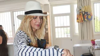 H Άννα Βίσση φόρεσε την ποδιά της και σέρβιρε σε μαθητές δημοτικού σχολείου της Κύπρου