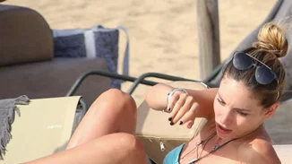 Αθηνά Οικονομάκου: Με μαγιό χωρίς ρετούς