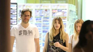 Demy: Βόλτες στα σοκάκια της Μυκόνου με τον Τέρι Ντούγκας