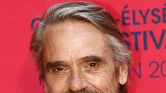 Ο Jeremy Irons γιορτάζει στην Αθήνα τα γενέθλια της Βασίλισσας Ελισάβετ