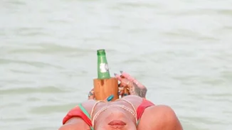 Rihanna: Ποζάρει στις πιο αποκαλυπτικές πόζες με το μαγιό της