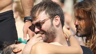 Γιώργος Σαμπάνης - Άννα Πρέλεβιτς: Τρυφερές στιγμές σε παραλία της Μυκόνου