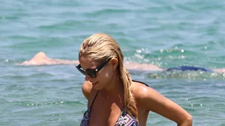 Δούκισσα Νομικού: Με μπικίνι σε παραλία της Μυκόνου