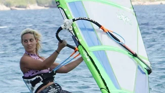 Ελεονώρα Μελέτη: Δείτε την να κάνει windsurfing