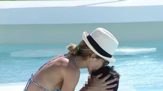 Ντορέττα Παπαδημητρίου: Βουτιές στη πισίνα μαζί με τους γιους της (video)